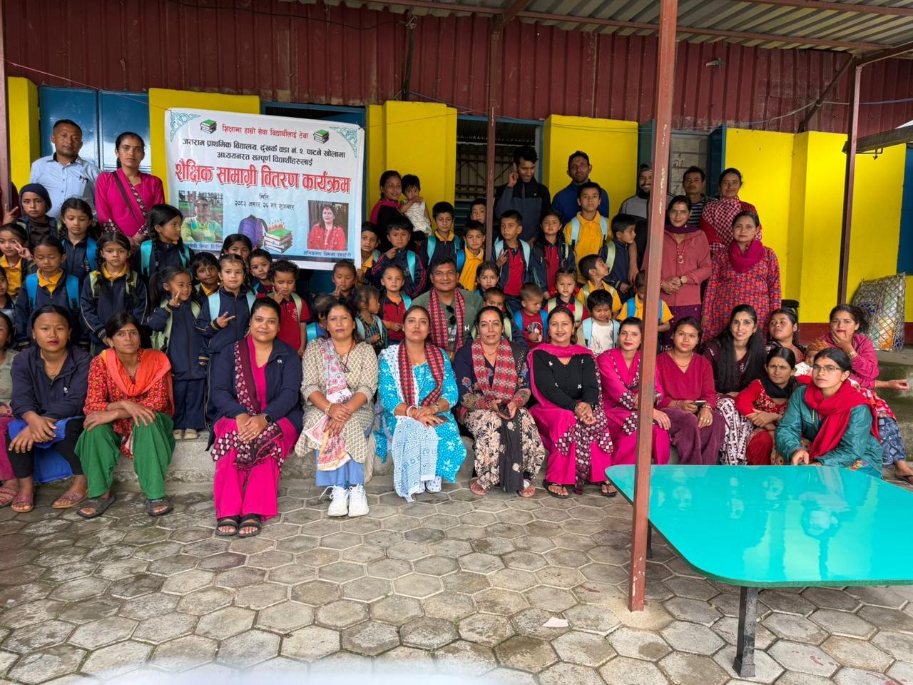 समाजसेवी मिना घिमिरे र अभियानता विमला रसाइलीद्वारा विद्यार्थीलाई शैक्षिक सामग्री सहयोग